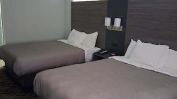 Rom – standard, 2 queensize-senger, ikke-røyk | Safe på rommet, blendingsgardiner, lydisolert og strykejern/-brett