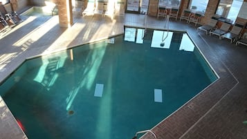 Indendørs pool, åben fra kl. 08.00 til kl. 22.00, liggestole