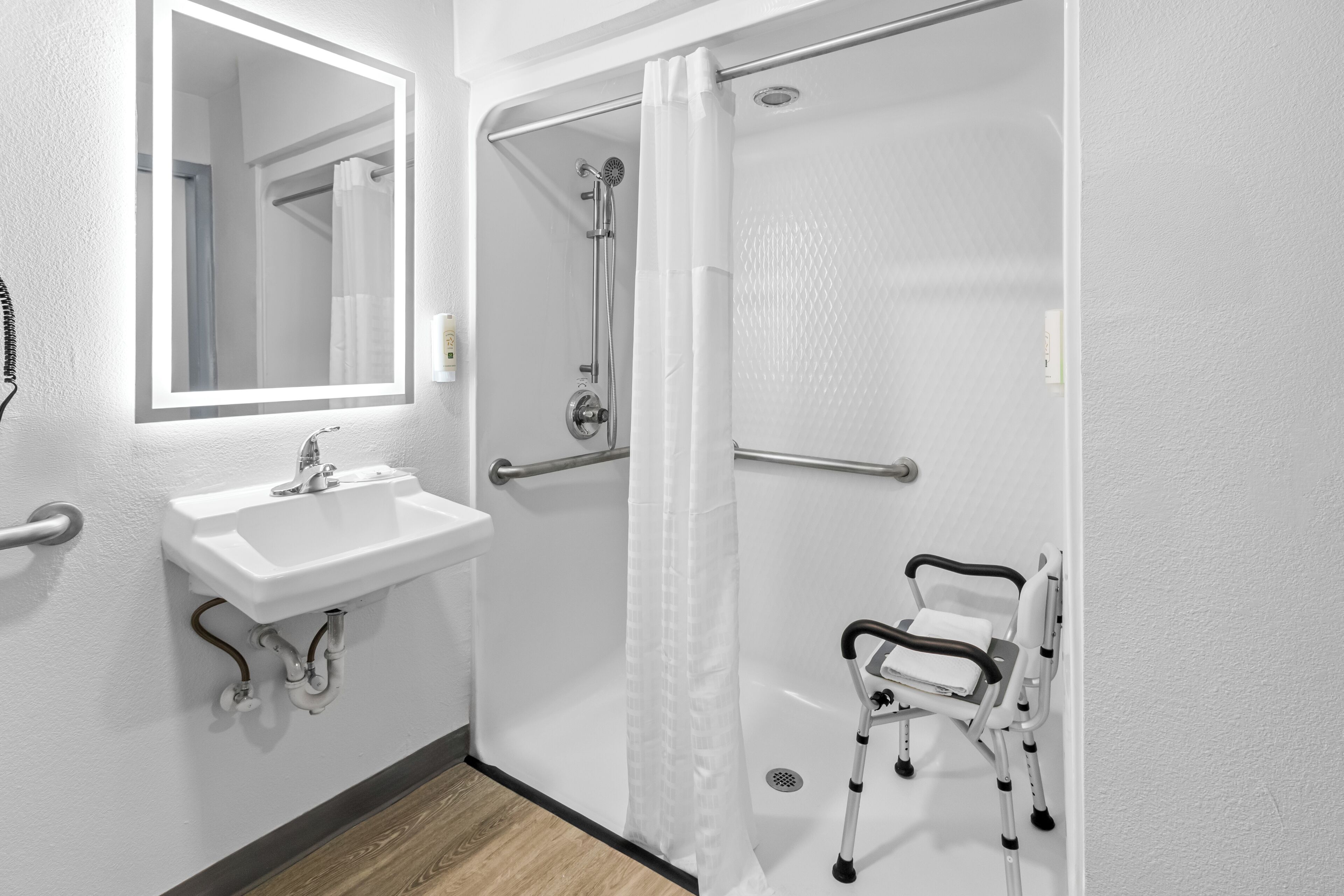 Room, 1 King Bed, Mobility Accessible, Non Smoking | Bathroom | Towels