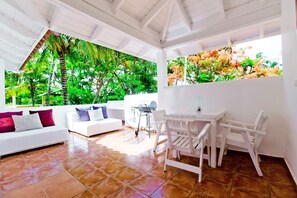 Vila família, 6 quartos, vista para o jardim, ao lado da piscina | Varanda coberta