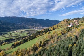 A panoramic view of a mountainous landscape with a small town nestled in the valley. - Apartment with balcony (St. Georgen am Kreischberg)