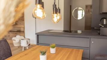 Geladeira, micro-ondas, cooktop, lava-louças