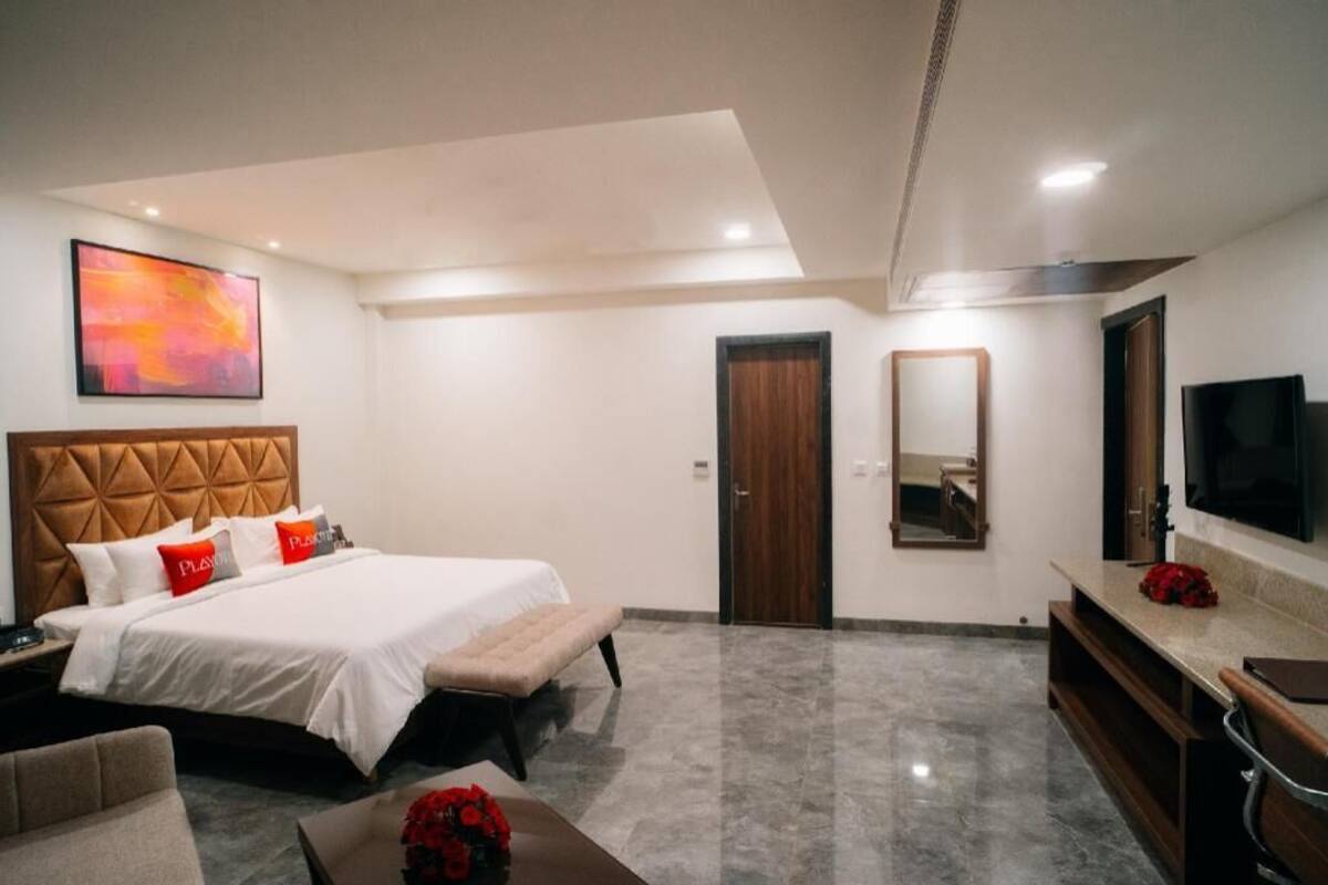 In-room safe, individually furnished, desk, laptop workspace