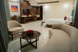 Executive Suite | In-room safe, individually furnished, desk, laptop workspace - Playotel Premier Guna (Guna)