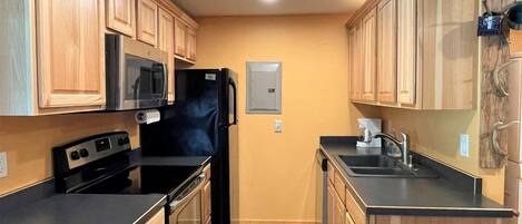 Réfrigérateur, micro-ondes, four, plaque de cuisson