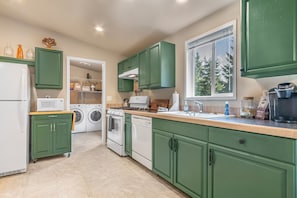 Frigorífico, microondas, horno y placa de cocina