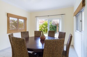 Villa, 4 Bedrooms | Dining room
