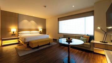 Studio Suite, 1 King Bed, City View | Premium bedding, minibar, in-room safe, individually decorated