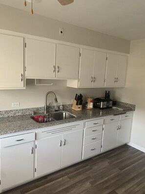 Private kitchen - Downtown Elmhurst! Where else would you want to be!! (Elmhurst)