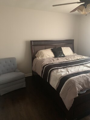 Room - Downtown Elmhurst! Where else would you want to be!! (Elmhurst)