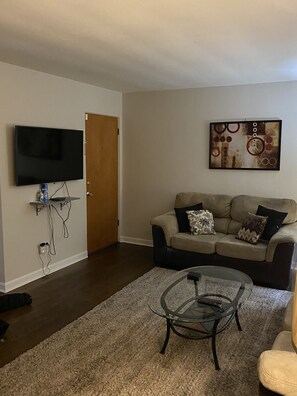 Living area - Downtown Elmhurst! Where else would you want to be!! (Elmhurst)