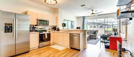 Kühlschrank, Mikrowelle, Herdplatte, Geschirrspüler