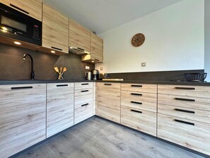 Réfrigérateur, micro-ondes, lave-vaisselle, grille-pain