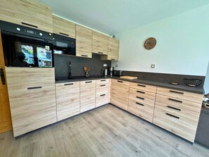 Kühlschrank, Mikrowelle, Geschirrspüler, Toaster