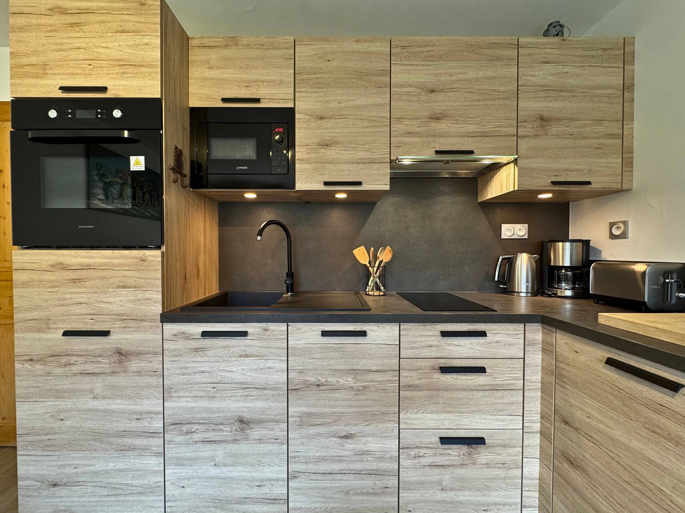 雪櫃、微波爐、洗碗機、多士爐