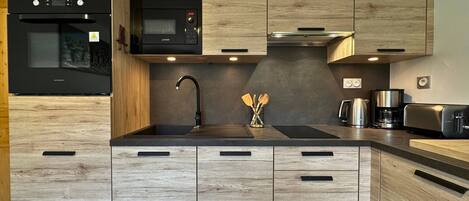 Réfrigérateur, micro-ondes, lave-vaisselle, grille-pain