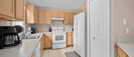 ميكروويف، فرن، غسالة أطباق، ماكينة لصنع القهوة/الشاي