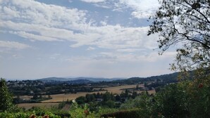 Ein Schwimmbad mit Blick auf eine ländliche Landschaft.