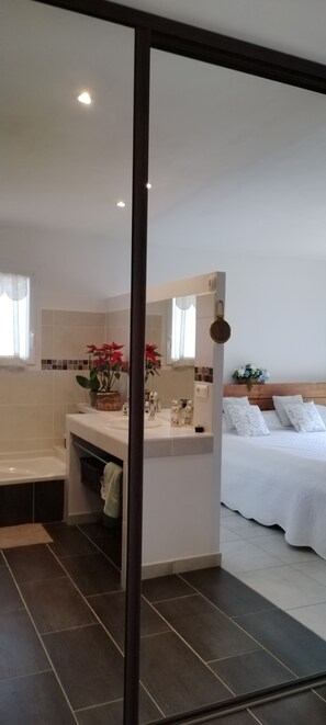 3 camere, ferro/asse da stiro, Wi-Fi gratuito, lenzuola
