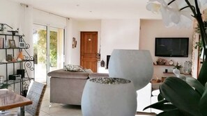 Fernseher, Kamin, Tischtennisplatte, Stereoanlage