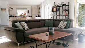 TV, caminetto, tavolo da ping pong, impianto stereo