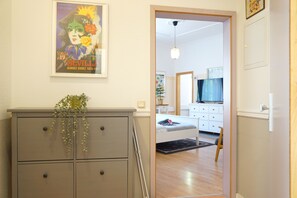 2 bedrooms, travel cot, free WiFi, bed sheets