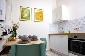 Een koelkast, een oven, een kookplaat, een vaatwasser