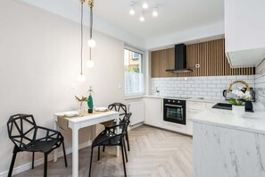 Geladeira, fogão, cooktop, cafeteira/chaleira
