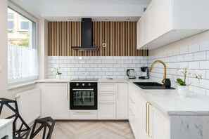 Kjøleskap, ovn, kokeplater og kaffetrakter/tekoker