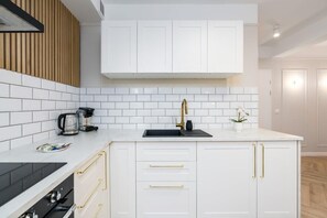 Fridge, oven, stovetop, coffee/tea maker