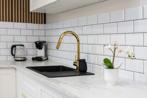 Kjøleskap, ovn, kokeplater og kaffetrakter/tekoker