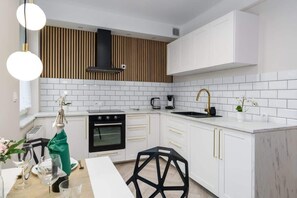 Kjøleskap, ovn, kokeplater og kaffetrakter/tekoker