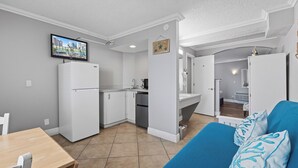 Ein gemütlicher Wohnbereich mit Küchenzeile, Essplatz und Schlafzimmer.
