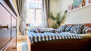 2 habitaciones, tabla de planchar con plancha y cuna de viaje