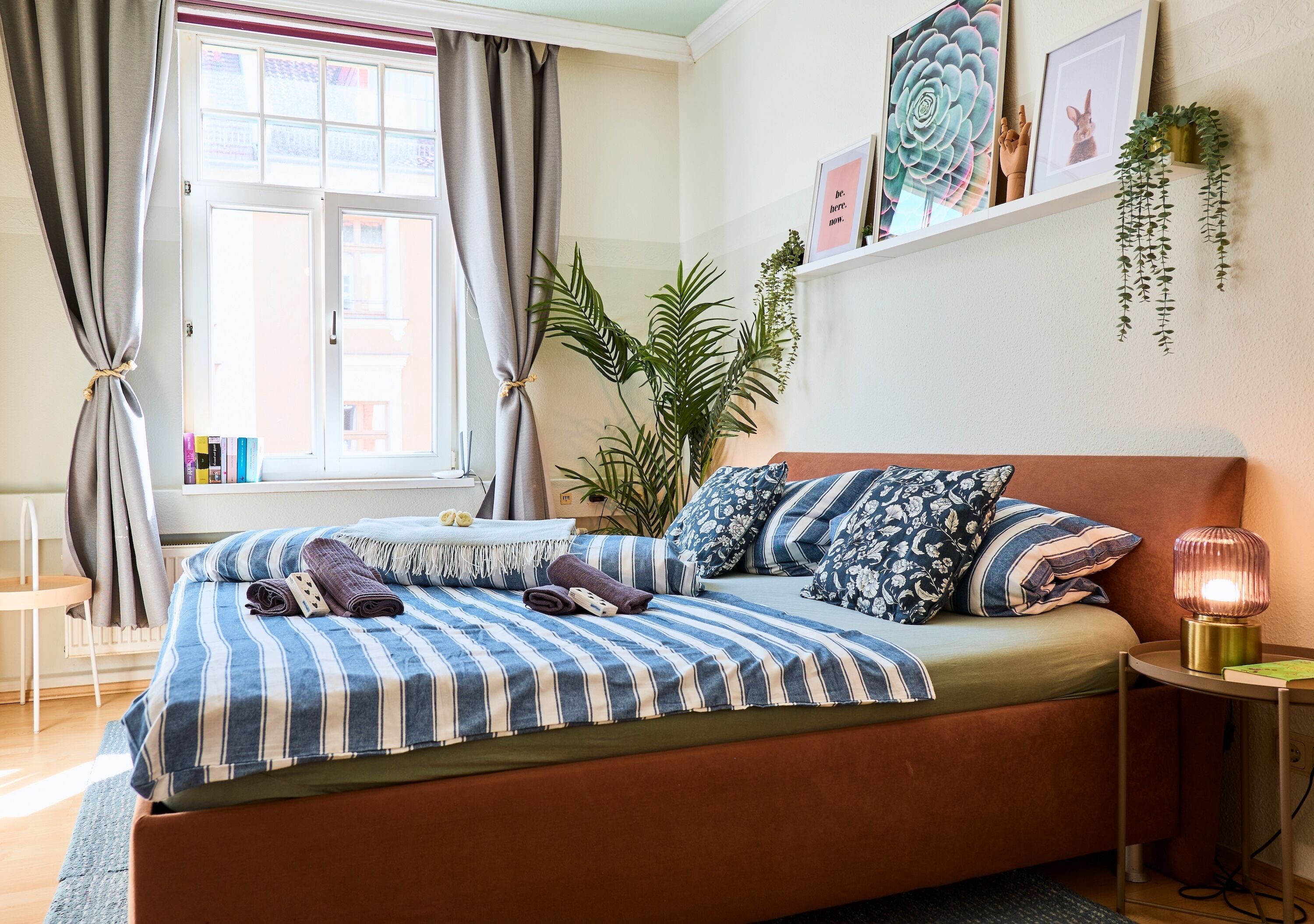 2 habitaciones, tabla de planchar con plancha y cuna de viaje 