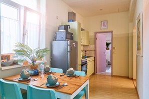 Een koelkast, een microgolfoven, een oven, een kookplaat