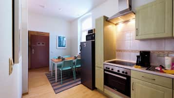 Frigorifero, microonde, forno, piano cottura