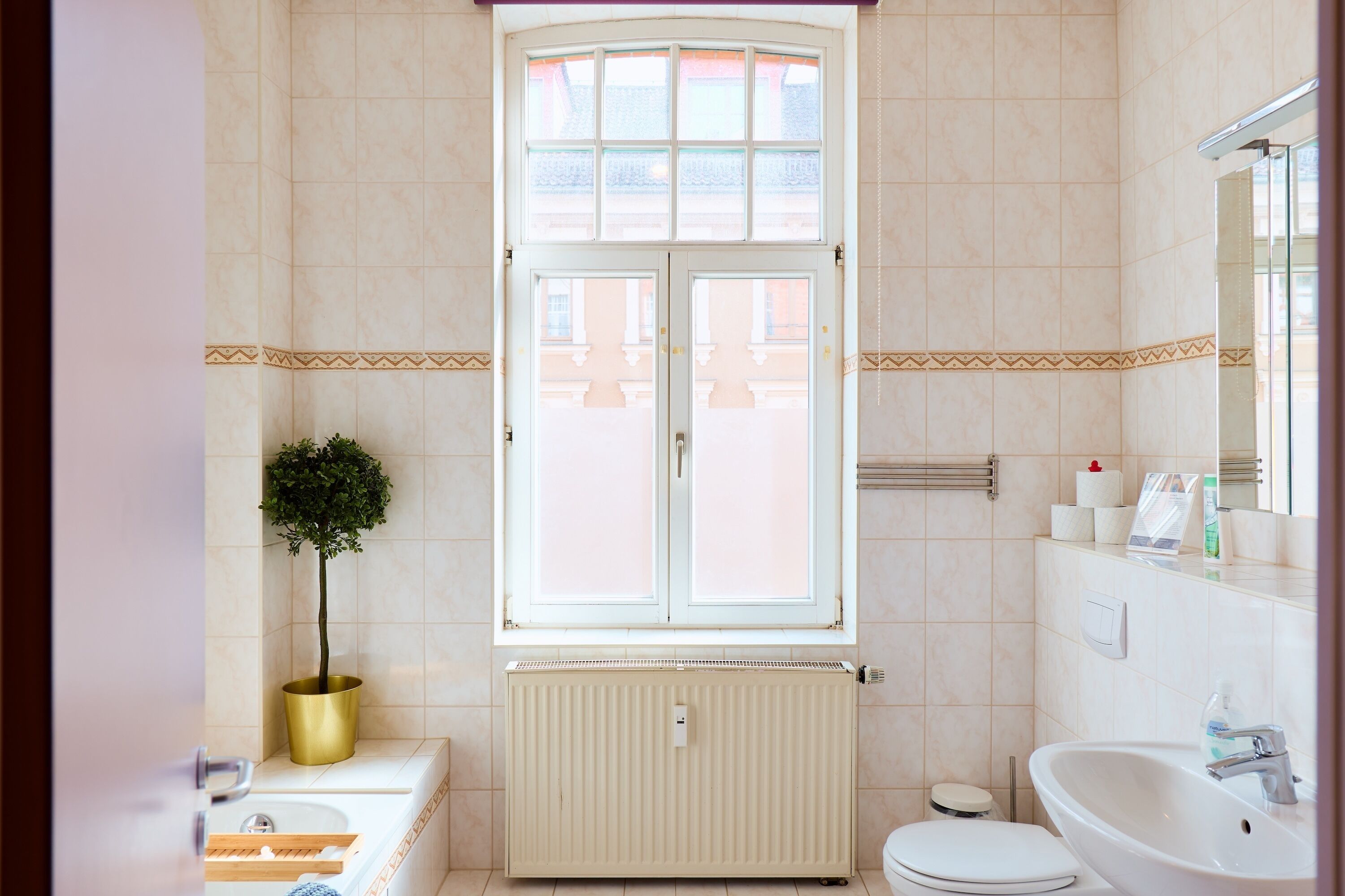 Combined shower/bathtub, hair dryer, towels, soap
