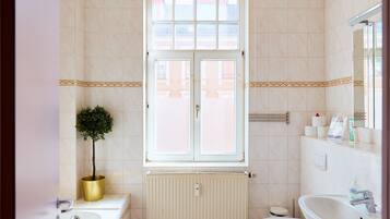 Combined shower/bathtub, hair dryer, towels, soap