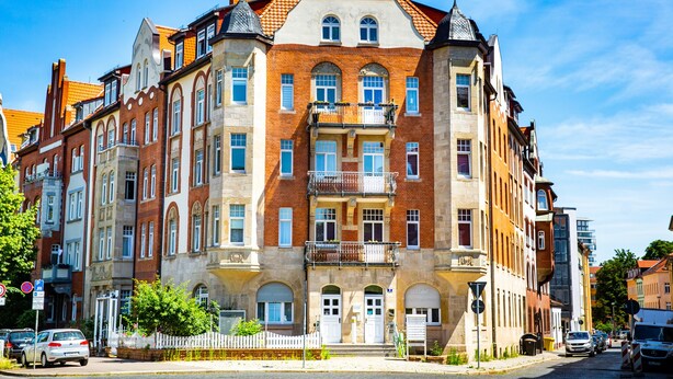 A multi-story building with a classic architectural style, featuring a prominent balcony on the second floor, large windows, and a red-tiled roof. - ★ Bright Jugendstil Apartment in the ❤ of Erfurt ★ (Erfurt)