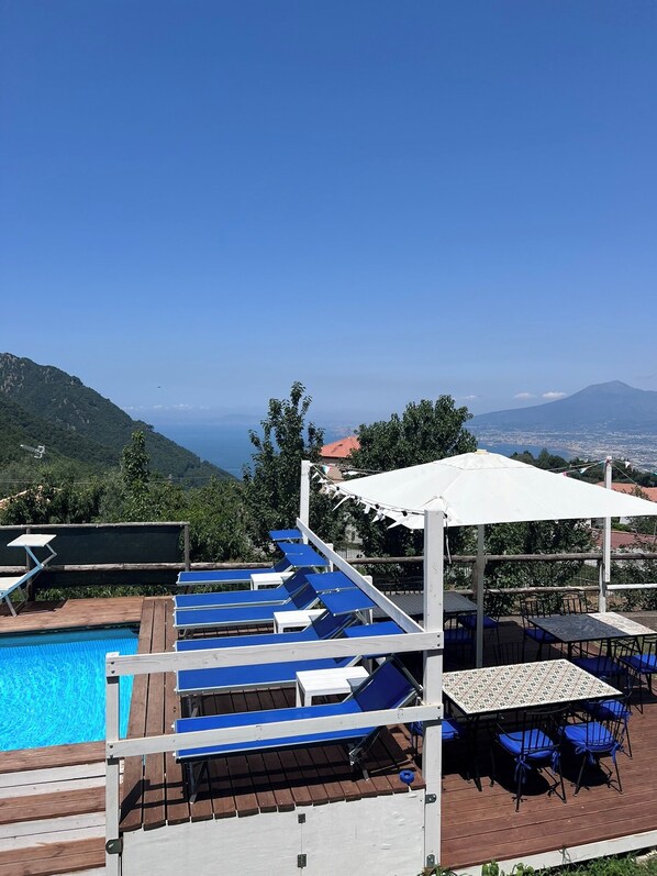 Outdoor dining - Apartment with pool and breathtaking view of the Golfo di Napoli (Pimonte)