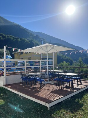 Outdoor dining - Apartment with pool and breathtaking view of the Golfo di Napoli (Pimonte)