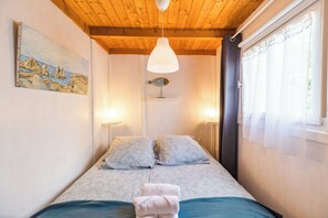 1 bedroom, iron/ironing board, free WiFi, bed sheets - Brittany, Cote de Granit Rose, Chalet with sea view, feet in the water (Trébeurden)