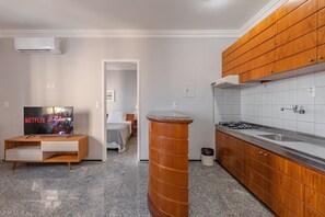 Apartamento | Cozinha privada | Talheres/pratos/utensílios de cozinha, mesas de jantar
