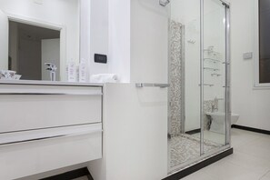 Een douche, een haardroger, een bidet, handdoeken