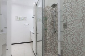 Dusche, Haartrockner, Bidet, Handtücher
