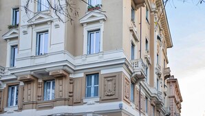 Ein Gebäude mit klassischer Architektur, mit zahlreichen Fenstern und Balkonen.