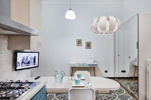 Kühlschrank, Mikrowelle, Ofen, Geschirrspüler