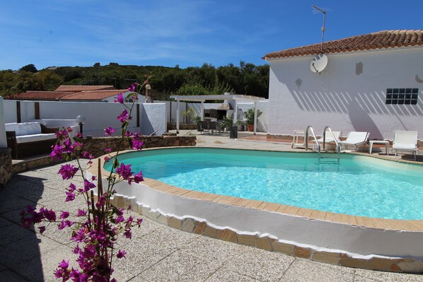 Una piscina al aire libre