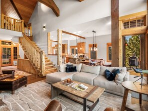 Televisión, chimenea y estéreo 